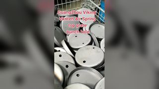 Wie wird das Loch in der oberen Platte der Luftfeder gestanzt?